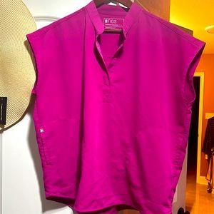 Preowned Figs scrub top Technical collection L raspberry sorbet
2 side pocket